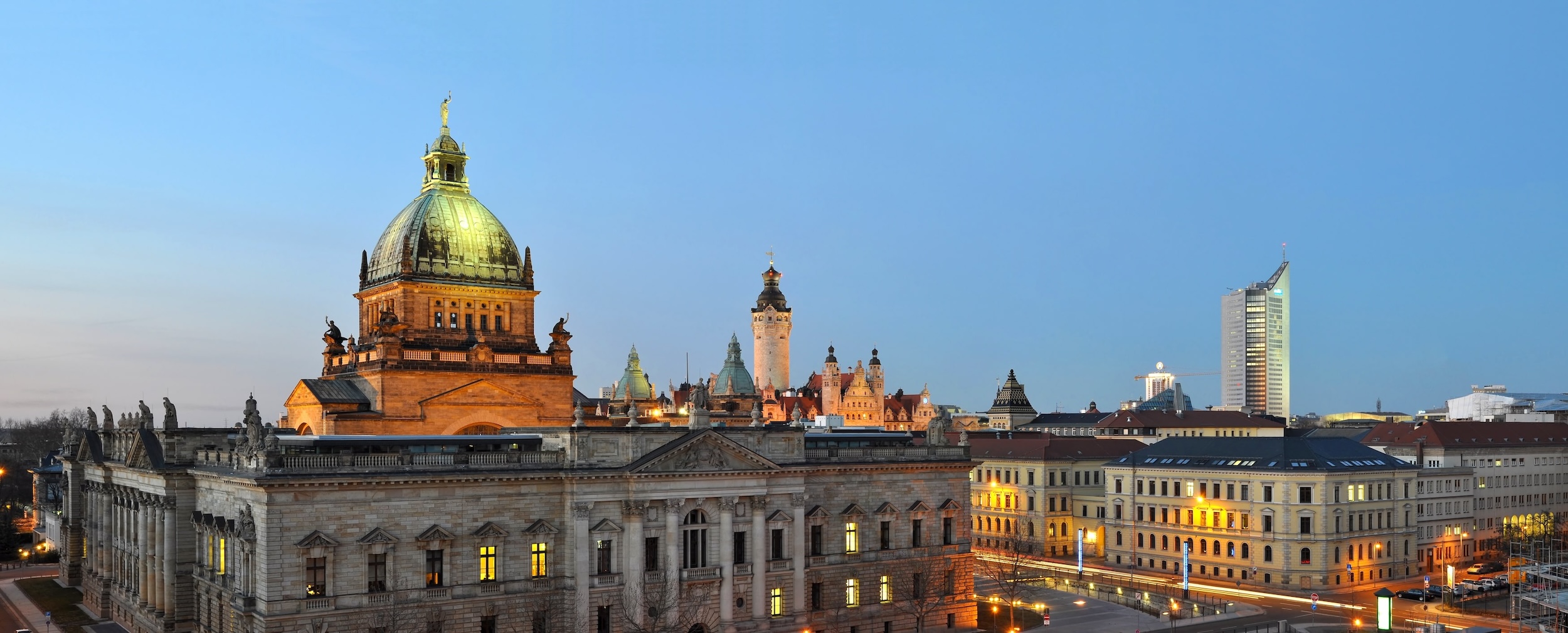Blick auf Leipzigs imposante Skyline bei Sonnenuntergang – Symbol für Vernetzung, Fortschritt und wirtschaftliche Stärke. ConcluDENT® steht für genau das: Gemeinsam – erfolgreich – handeln im Praxisalltag.